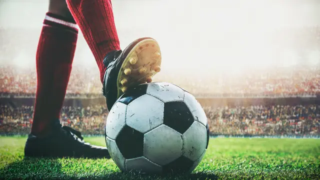 Fußball mit Fußballspieler mit roten Socken