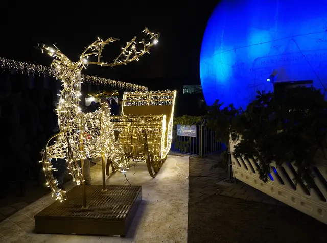 Romantische Weihnachtsstimmung: Es glitzert und funkelt überall auf dem Königsbrunner Niklausmarkt. | Foto: Anke Maresch