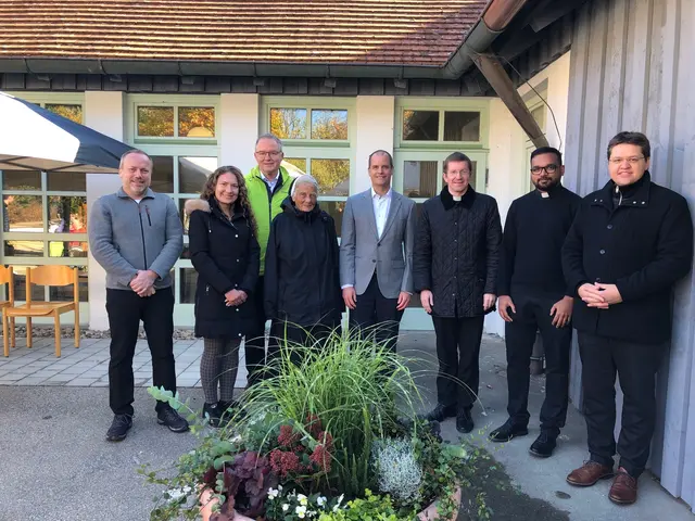 Foto: Strahlende Gesichter gab es bei den Verantwortlichen nach der Segnungsfeier in Holzen. 