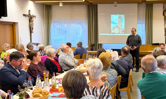 Humorvolle Sketche und Einlagen sowie aktuelle Informationen über das Haushalts- und Zuschusswesen standen im Mittelpunkt des diesjährigen Pfarrfamilienabends mit Pfarrer Gerhard Krammer (Bildmitte im Hintergrund) im Pfarrheim Herbertshofen. | Foto: Peter Heider