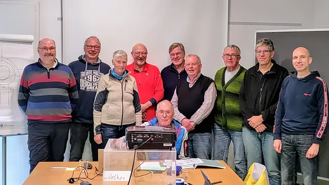TourGuide®-Kurs 10/2026 beim ＡＤＦＣ Region Hannover e.V., mit dreifacher Verstärkung für die ＡＤＦＣ-Ortsgruppe Langenhagen: Bernd (2.v.l.), Tom (4.v.l.) und Friedhelm (5.v.l.). - Referent Volker Czech in der Bildmitte | Foto: ＡＤＦＣ Region Hannover e.V. / ＡＤＦＣ Langenhagen