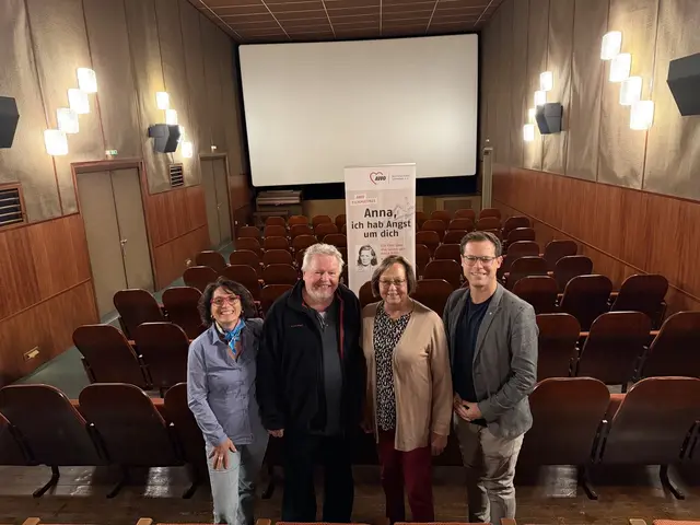 Freuten sich über die beeindruckende Filmvorführung über NS-Widerstandkämpferin Anna Pröll, von links: Kristina Kolb-Djoka (Beauftragte für Bildung, Demokratie und Erinnerungsarbeit im Präsidium der AWO Schwaben), Josef Pröll (Filmemacher und Regisseur), Gabriele Fograscher (Vorsitzende des AWO Ortsvereins Nördlingen) und Frederik Hintermayr (stellvertretender Vorsitzender des Präsidiums der AWO Schwaben).  | Foto: AWO Schwaben / Jan Klukkert