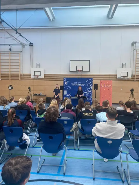 Foto: Mit Freude und Begeisterung waren die Siebtklässler dabei, als ein Team der BBC sie an ihrer Schule besuchte. (Bild: Sandra Eberhardt-Remmele)                                                