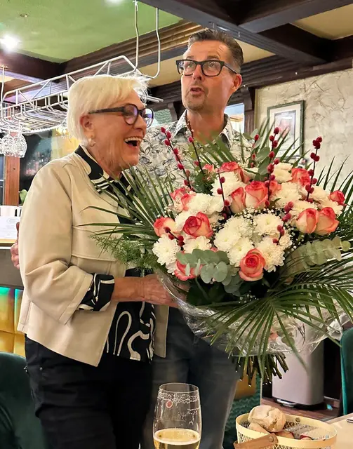 Der Blick nach oben von Tobais Kierdorf  bei der Blumenüberreichung an Monika Bode scheint zu bedeuten: „Wann Du endgültig aufhörst, steht in den Sternen.“ 
Foto: Team Kierdorf
