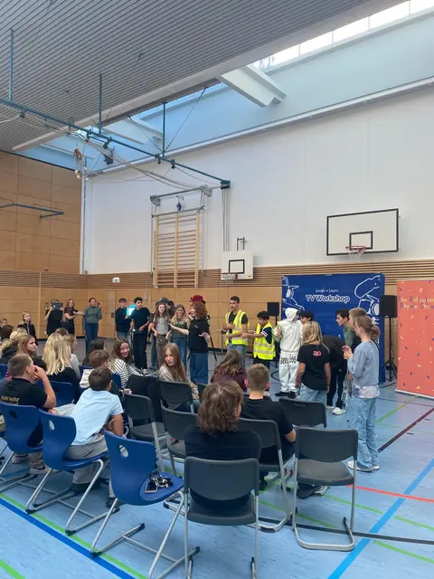 Foto: "... und Klappe" - einen besonderen Unterricht erlebten die Siebtklässler der Mittelschule Meitingen. (Foto: Sandra Eberhardt-Remmele)