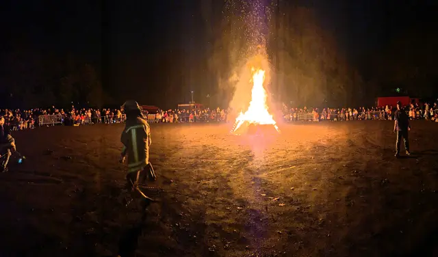 Am Martinsfeuer wird wieder die Martinsgeschichte vorgelesen, bestens „beobachtet und bewacht“ vom Löschzug Hamborn-Neumühl der Freiwilligen Feuerwehr.
Foto: Karl-Heinz Kolodziejsk
