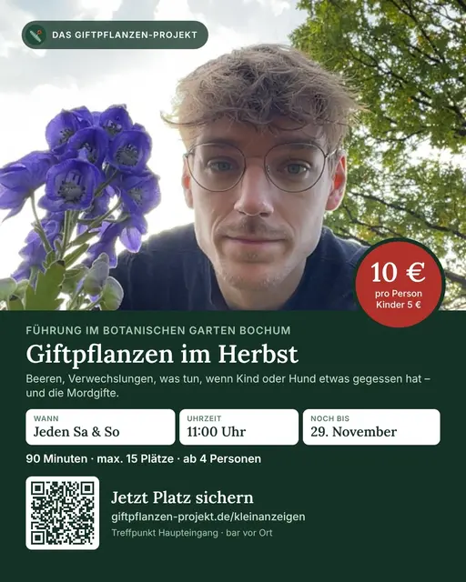 Benjamin Varbelow neben einem blühenden Blauen Eisenhut, darunter Titel, Termine, Preise und ein QR-Code zur Anmeldung.