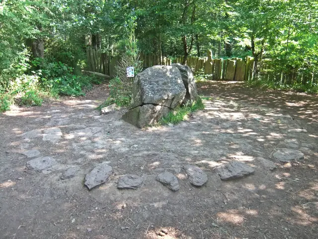 6 – Das Grab von Merlin (Le Tombeau de Merlin) | Foto: GvMeegen