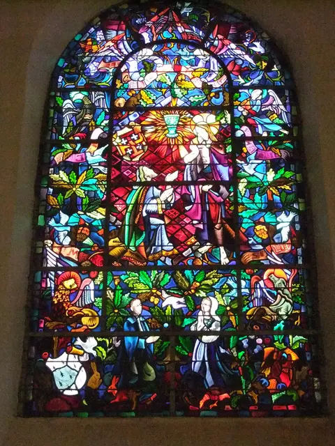  10 – Fenster in der Gralskirche mit dem hl. Gral | Foto: GvMeegen