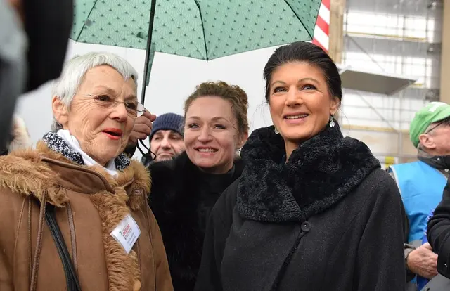 Drei Russland- Freundinnen

Gabriele Krone- Schmalz, Zaklin Nastic, Sahra Wagenknecht (v.l.n.r.) | Foto: Wikipedia CC BY- SA 4.0