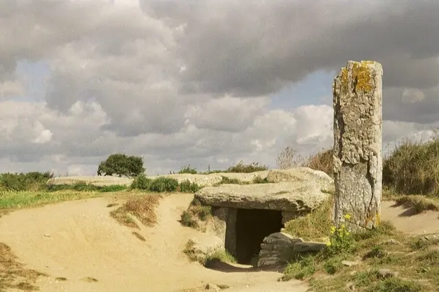 Ganggrab-Dolmen (Knickdolmen-Anlage) Les Pierres-Plates (deutsch Flache Steine) in Locmariaquer | Foto: GvMeegen