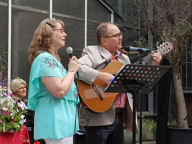 Hier sind Lutz und Doris Peller bei ihren musikalischen Darbietungen bei einem Open-Air-Gottesdienst im Botanischen Garten Hamborn zu sehen. Auf ihre „handmade music“ freuen sich viele Besucher.
Foto: Reiner Terhorst
