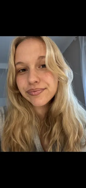 Leonie hat eine traumhaft schöne Stimme und Lieder im Repertoire, die zu Herzen gehen. Sie eröffnet die Veranstaltung mit dem Song „Jolene“ von Dolly Parton.
Foto: privat
