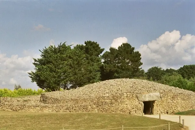 23 - neolithisches Ganggrab (Dolmen),Rundhügel (Cairn) in Locmariaquer | Foto: GvMeegen