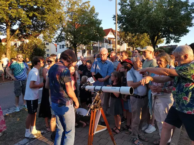 Großes Interesse an den Beobachtungsgeräten