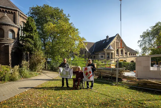 Das Foto wurde bei einem Medientermin zwischen evangelischer Kirche Wanheim und der Baustelle vom Neubau aufgenommen wurde. Zu sehen sind (von links): Architekt Stefan Grosser, Presybter Frank-Michael Rich und Gemeindemitglied Jörg Niggemann.
Foto: Rolf Schotsch
