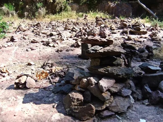 20 - aufgeschichtete Steintürme (Cairns) in der Nähe vom „Jungbrunnen“ (Fontaine de Jouvence) im Zauberwald | Foto: GvMeegen