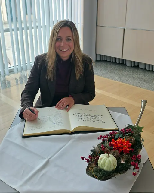 Susanne Olita, Erste Bürgermeisterin, trug sich mit den ehemaligen Schülerinnen und Schülern in das Goldene Buch der Stadt Gersthofen ein. | Foto:  Emilie Gai