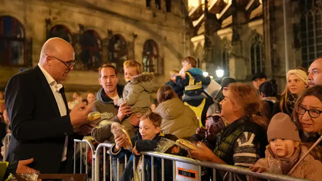 Wie im vergangenen Jahr, so wird auch diesmal Oberbürgermeister Sören Link nicht nur die Martingsgeschichte vorlesen, sondern auch tatkräftig beim Verteilen der Weckmänner helfen.
Foto: Duisburg Kontor
