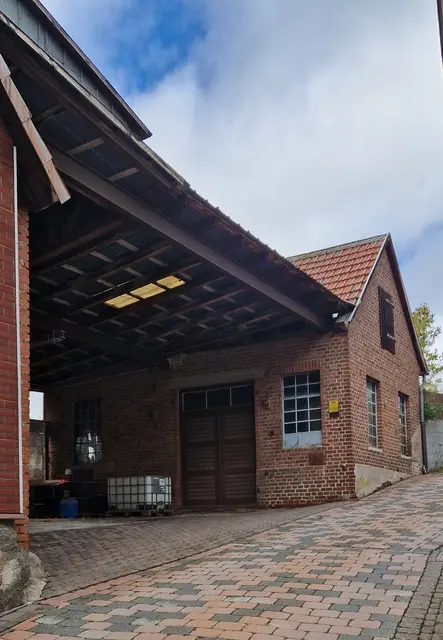 Die Schmiede von Otto Schneider ist ein Ziegelsteinbau und steht noch heute oberhalb der Scheune in der Bergstraße
