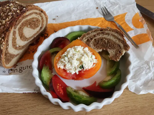 Abendbrot, halbierte Ananas-Tomate gefüllt mit Frischkäse