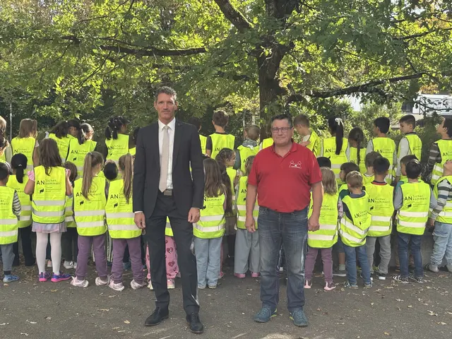 Warnwestenverteilaktion 2026 bei der Grundschule in Steppach und bei St. Ägidius.  | Foto: Aktionsgemeinschaft Neusäß