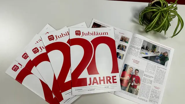 20 Jahre Jubiläums-Magazine und ein aufgeschlagener Beitrag liegen auf einem Tisch | Foto: myheimat