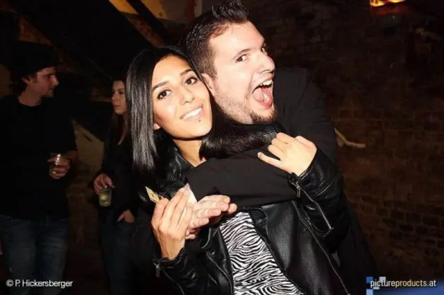 Dominik Wachta, hier mit Freundin, ist ein bekannter Modelmanager, der aber seit 2 Jahren auch höchsterfolgreich unter DJ Dominik Wachta &amp; friends sowie "Nick Wachta &amp; travellers" Musik produziert. Er ist auch für viel Spaß und lustige Sprüche bekannt.  | Foto: Peter Hickersberger