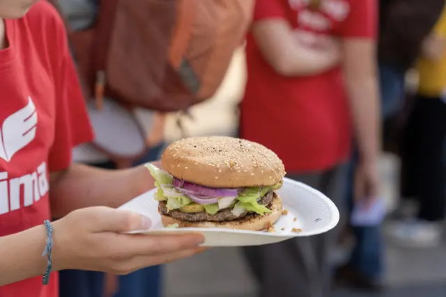 Die SpielerInnen der A-Jugend verkauften frisch gegrille Burger vor der Halle. | Foto: Amos Oberle