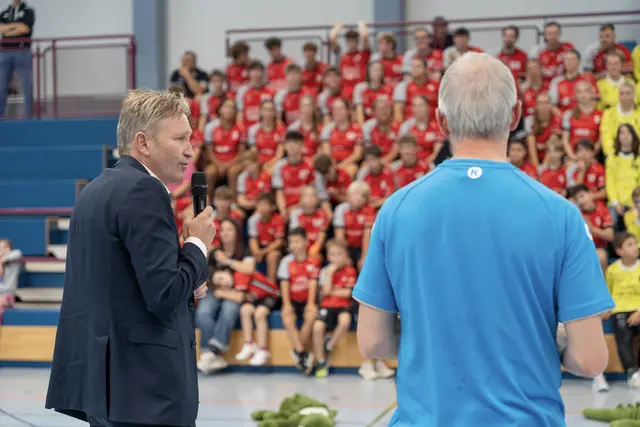 Bürgermeister Richard Greiner und Abteilungsleiter Steffen Geißendörfer begrüßen die Mannschaften und Zuschauer. | Foto: Amos Oberle