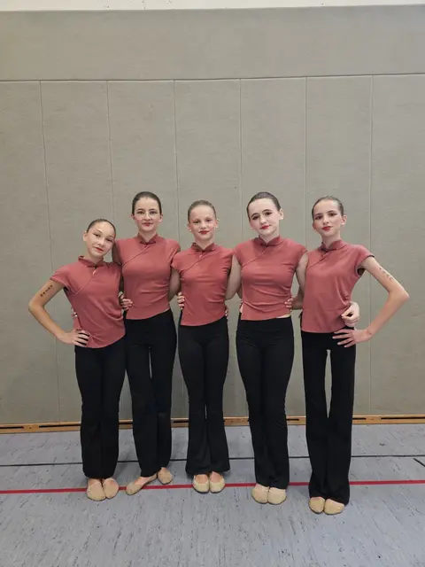 Sophia Kasakov, Mia Nescholta, Milaine Sellner, Magdalena Franz und Nina Kunzendorf entführten das Publikum in das "Reich der Mitte" | Foto: Abteilung RSG