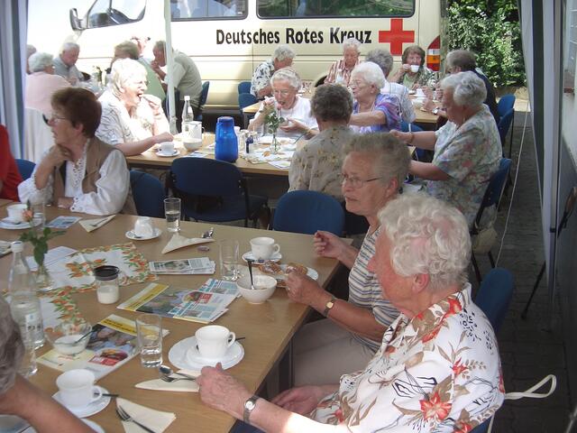 Sommerkaffeeklatsch 2007 mit Sommerfrisuren und Ortsvorsteherin