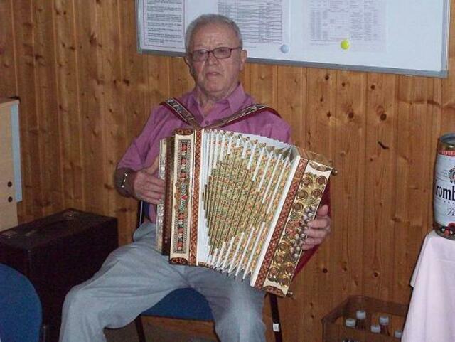 Jakob Fischer und Partner spielen auf dem Akkordeon