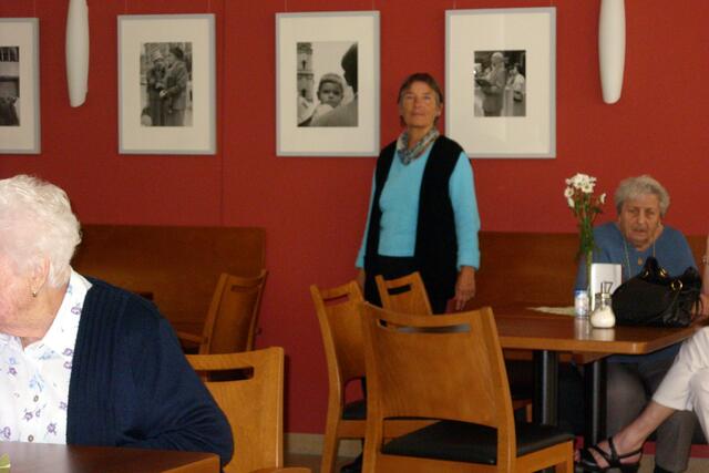 Fotoausstellung im Cafeteria des Pflegeheims - die Künstlerin neben ihrem "Lieblingsbild"
