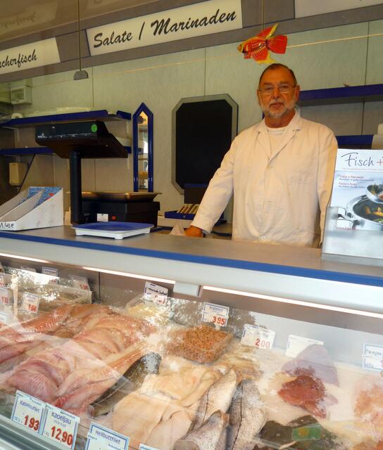 Manfred Horgai mit seinem Fischstand