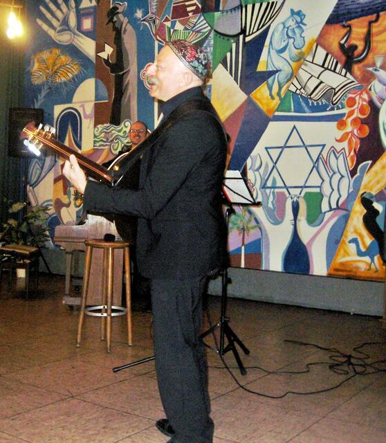 Boris  Rosenthal stammt aus der Ukraine und lebt heute  als Musikpädagoge  und Komponist in Berlin. Er ist bekannt als der  &#8222;ungekrönte  Klezmer-König der Hauptstadt.&#8220; In der Ukraine absolvierte er eine klassische Musikausbildung