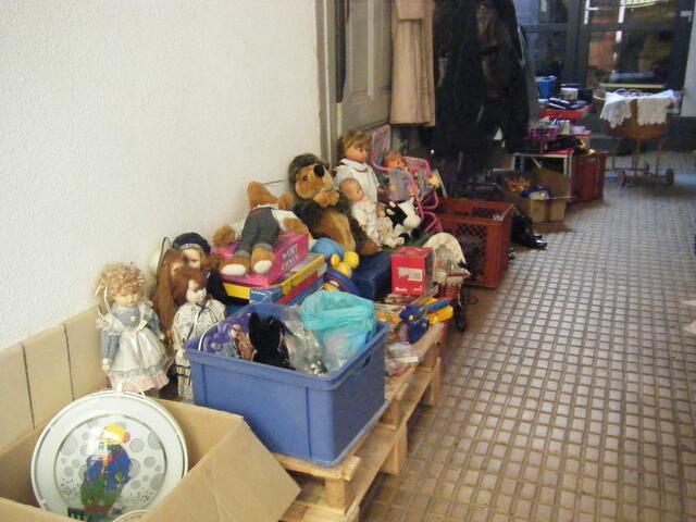 Viele Puppen und Teddys