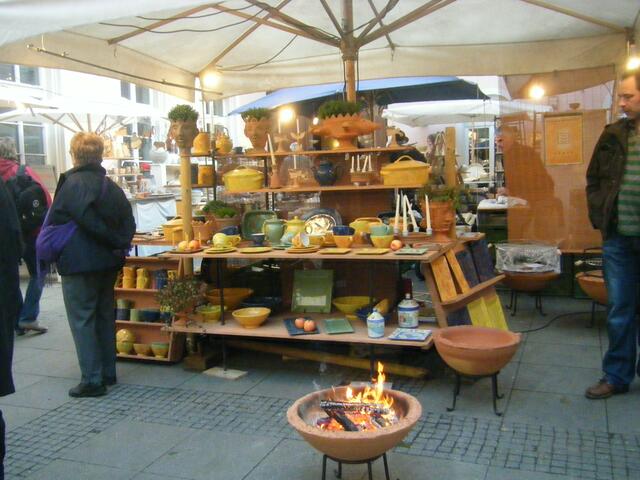 Stand mit verschiedenen Produkten