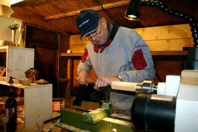 Drechsler Hans fertigt seine Ware live