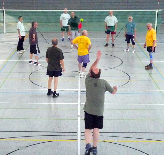 "Aufschlag auch für Linkshänder"   die 5/5 Mannschaft der Senioren in der Budriohalle