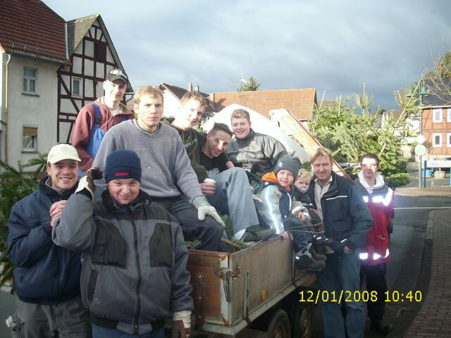 Das DRK-Team bei der Weihnachtsbaumsammlung