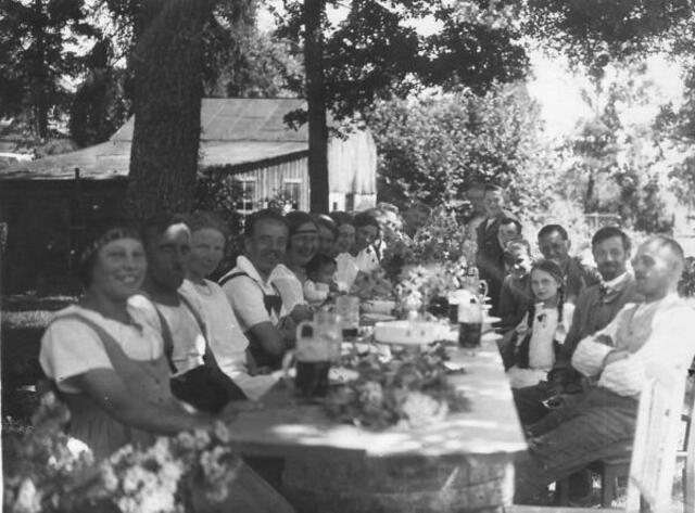 Die Familie beim Richtfest für das erste Holz Fertighaus in Eichenau im großen Garten der Else Plink