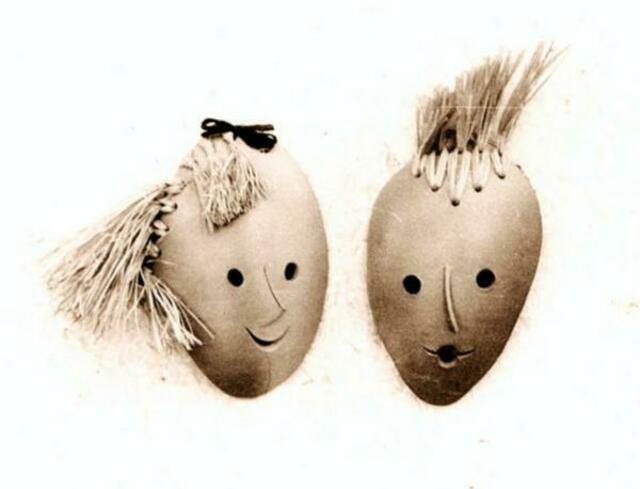 16. Masken von 1955, mit denen die Schwestern Inge und Liselotte Frucht die Frankfurter Messe besuchten
