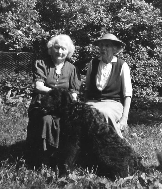Else Plink (re) mit ihrer Freundin und Hund (ca 1950)