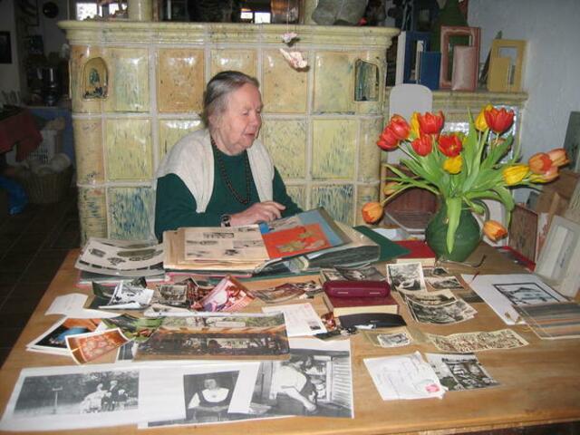 Inge Seeliger in ihrer "Wohnwerkstatt" bei der Vorbereitung des Ausstellungskataloges (2010)