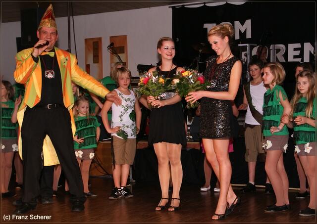 Blumen für die Trainerinnen Verena Volgmann und und Lina Wiedenbauer: ORCC-Jugendleiter Berd Aichele gratuliert zum großen Erfolg
