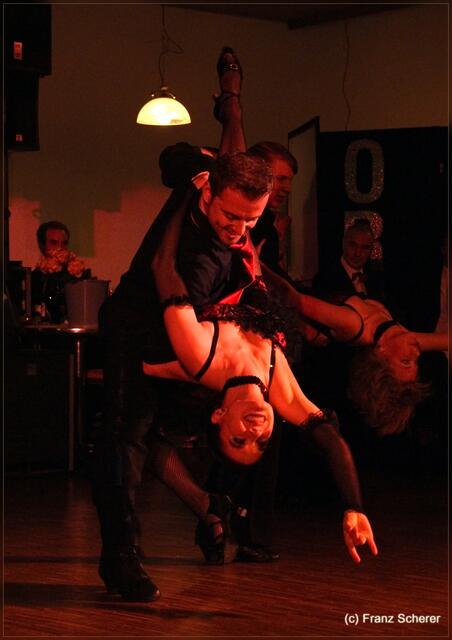 Mitternachtsshow mit Tänzerinnen und Tänzern vom Tanzstudio Trautz-Salmen