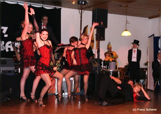 Mitternachtsshow mit Tänzerinnen und Tänzern vom Tanzstudio Trautz-Salmen