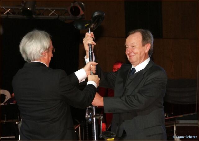 Dr. Bergmair und Dr. Backhaus leisten Hilfestellung