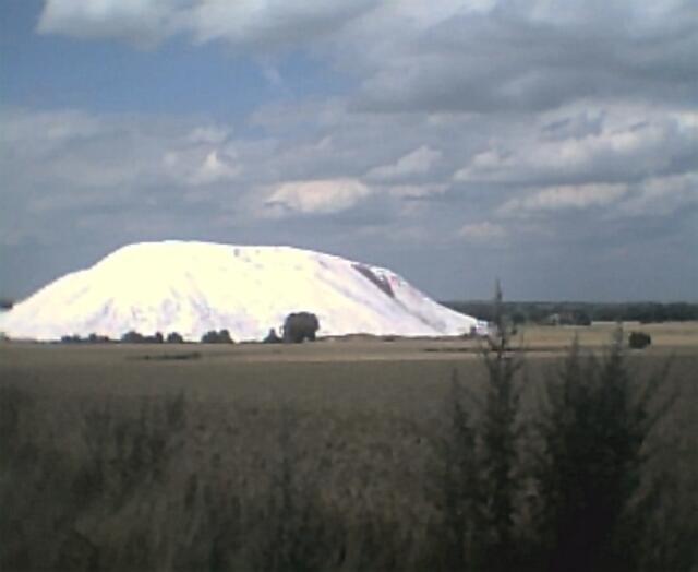 Weiß und glänzend "gewaschen" liegt die Salzhalde von Siegfried / Giesen bei Hildesheim da.